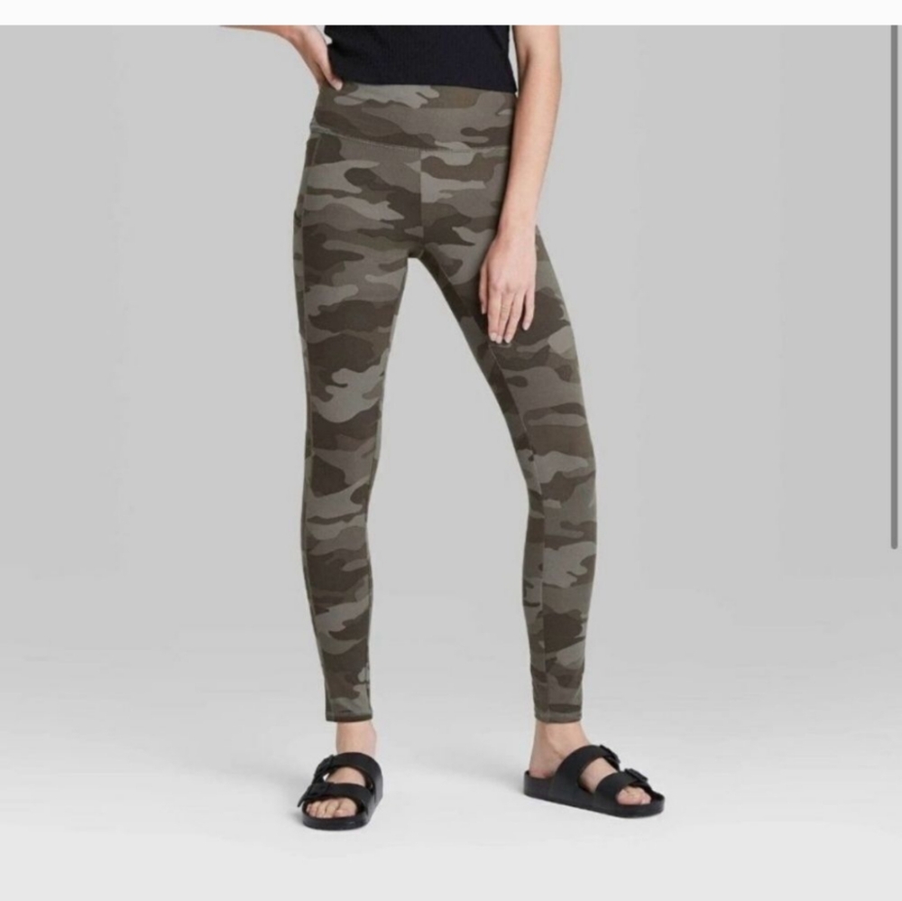 Wild Fable Camo Leggings Size Medium